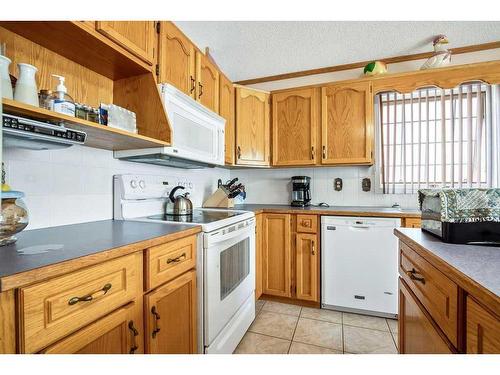 246 Coral Keys Villas Ne, Calgary, AB - Indoor Photo Showing Kitchen