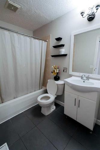 3615 27A Avenue Se, Calgary, AB - Indoor Photo Showing Bathroom