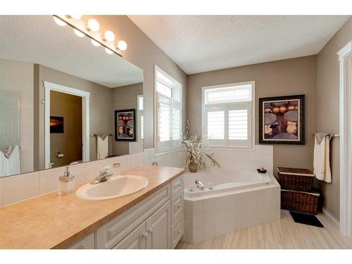 30 Discovery Heights Sw, Calgary, AB - Indoor Photo Showing Bathroom