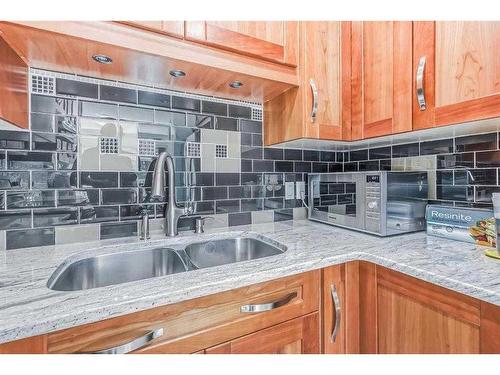 450 78 Avenue Ne, Calgary, AB - Indoor Photo Showing Kitchen With Double Sink