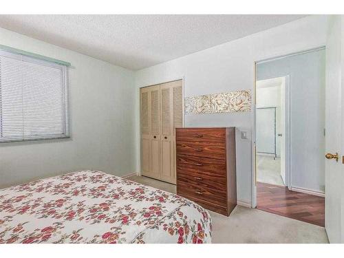 450 78 Avenue Ne, Calgary, AB - Indoor Photo Showing Bedroom