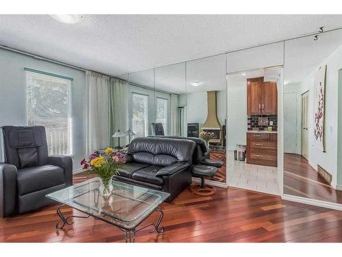 450 78 Avenue Ne, Calgary, AB - Indoor Photo Showing Living Room