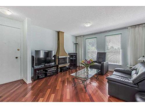 450 78 Avenue Ne, Calgary, AB - Indoor Photo Showing Living Room