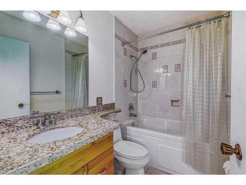 450 78 Avenue Ne, Calgary, AB - Indoor Photo Showing Bathroom
