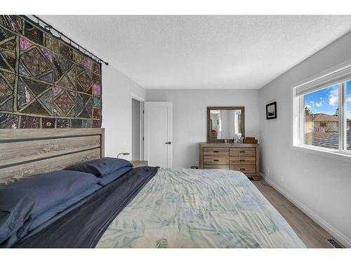 218 Coverdale Road Ne, Calgary, AB - Indoor Photo Showing Bedroom