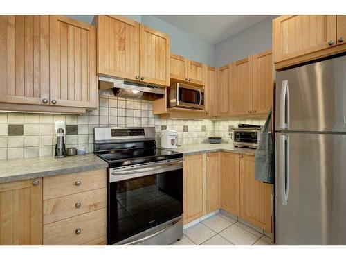 1-2322 2 Avenue Nw, Calgary, AB - Indoor Photo Showing Kitchen