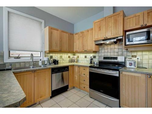 1-2322 2 Avenue Nw, Calgary, AB - Indoor Photo Showing Kitchen With Double Sink