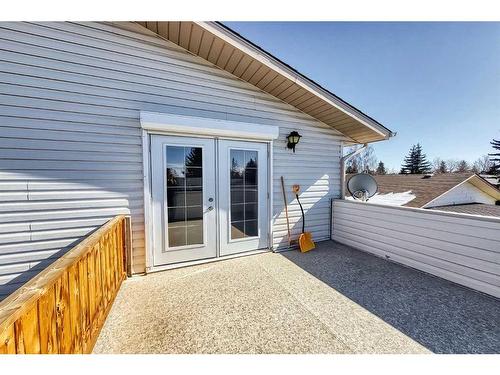 302 Silverthorn Close, Olds, AB - Outdoor With Exterior