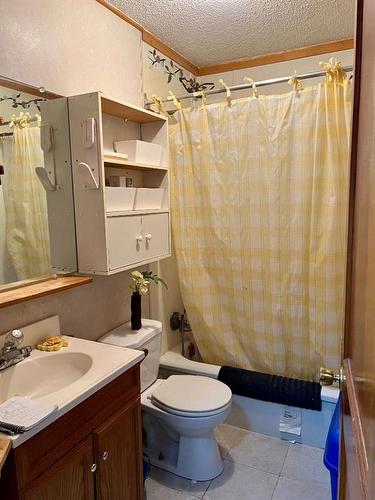 501 3 Avenue, Bassano, AB - Indoor Photo Showing Bathroom