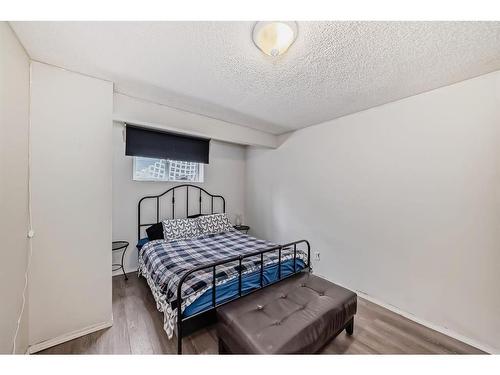 250 Evansmeade Point Nw, Calgary, AB - Indoor Photo Showing Bedroom