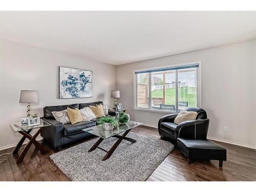 250 Evansmeade Point Nw, Calgary, AB - Indoor Photo Showing Living Room