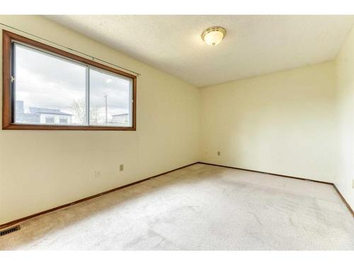 2227 2 Avenue Nw, Calgary, AB - Indoor Photo Showing Other Room