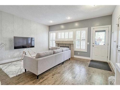 2514 3 Avenue Nw, Calgary, AB - Indoor Photo Showing Living Room