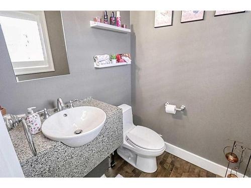 2514 3 Avenue Nw, Calgary, AB - Indoor Photo Showing Bathroom
