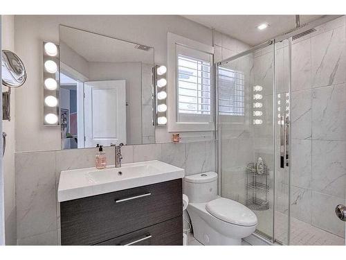 2514 3 Avenue Nw, Calgary, AB - Indoor Photo Showing Bathroom