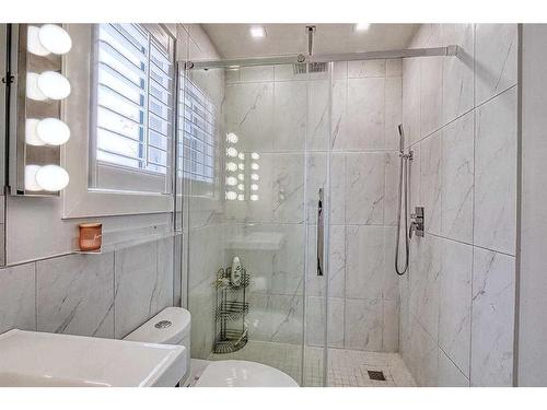 2514 3 Avenue Nw, Calgary, AB - Indoor Photo Showing Bathroom