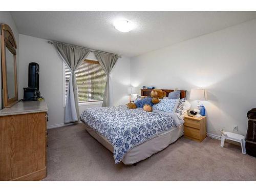 424 New Brighton Drive Se, Calgary, AB - Indoor Photo Showing Bedroom