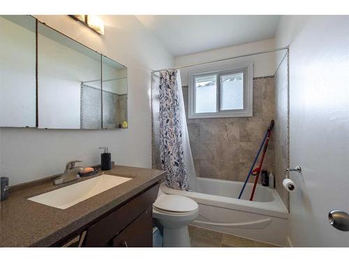 211 Marlyn Place Ne, Calgary, AB - Indoor Photo Showing Bathroom