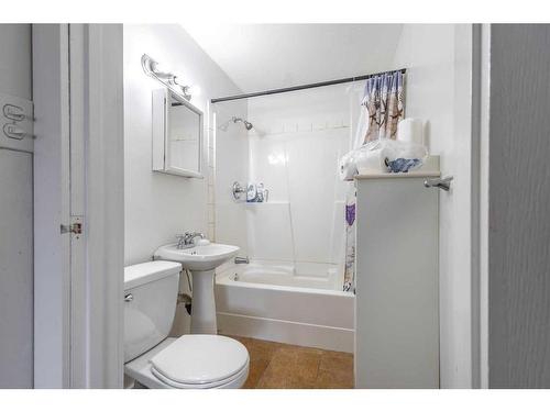 211 Marlyn Place Ne, Calgary, AB - Indoor Photo Showing Bathroom