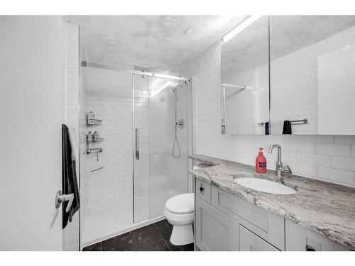 213-1117 1 Street Sw, Calgary, AB - Indoor Photo Showing Bathroom