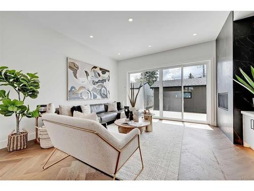 2345 53 Avenue Sw, Calgary, AB - Indoor Photo Showing Living Room