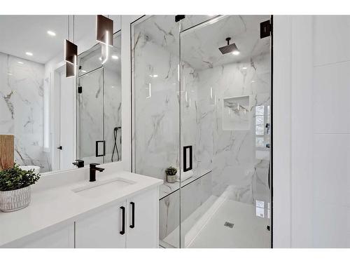 2345 53 Avenue Sw, Calgary, AB - Indoor Photo Showing Bathroom