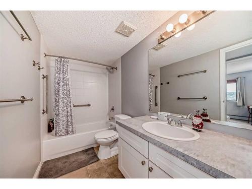 610-5204 Dalton Drive Nw, Calgary, AB - Indoor Photo Showing Bathroom