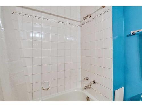 28 Silvergrove Close Nw, Calgary, AB - Indoor Photo Showing Bathroom