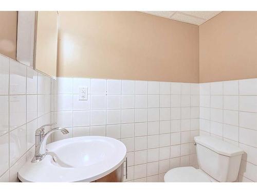 28 Silvergrove Close Nw, Calgary, AB - Indoor Photo Showing Bathroom