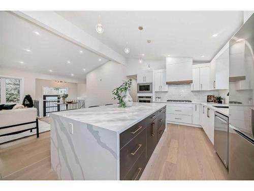 2104 Urbana Road Nw, Calgary, AB - Indoor Photo Showing Kitchen With Upgraded Kitchen