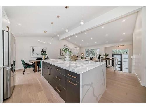 2104 Urbana Road Nw, Calgary, AB - Indoor Photo Showing Kitchen With Upgraded Kitchen