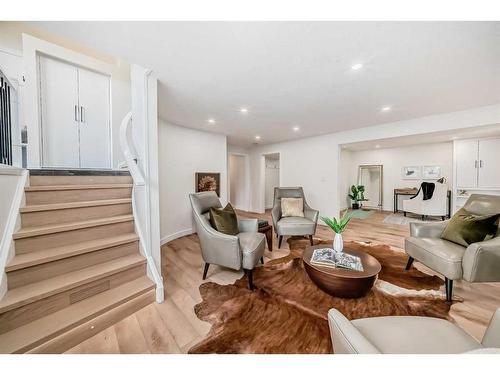 2104 Urbana Road Nw, Calgary, AB - Indoor Photo Showing Living Room