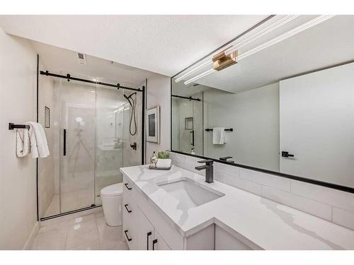 2104 Urbana Road Nw, Calgary, AB - Indoor Photo Showing Bathroom