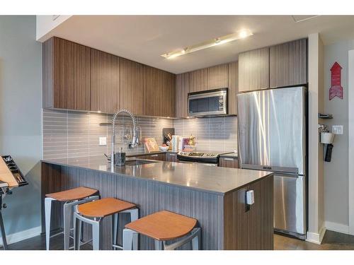 706-626 14 Avenue Sw, Calgary, AB - Indoor Photo Showing Kitchen With Double Sink With Upgraded Kitchen