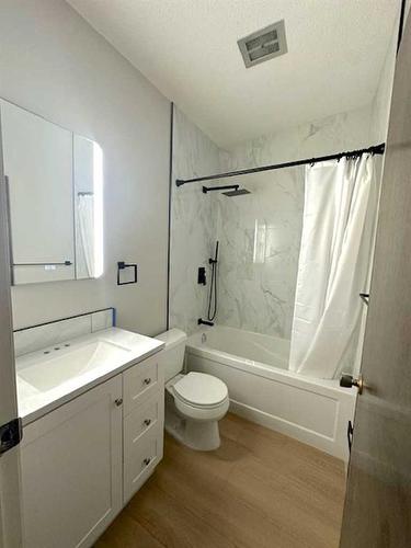 4211 Bow Trail Sw, Calgary, AB - Indoor Photo Showing Bathroom