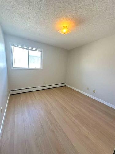 4211 Bow Trail Sw, Calgary, AB - Indoor Photo Showing Other Room