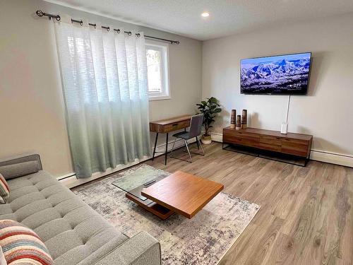 4211 Bow Trail Sw, Calgary, AB - Indoor Photo Showing Living Room