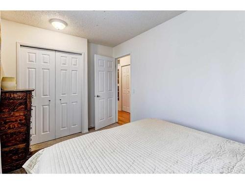 3324 60 Street Ne, Calgary, AB - Indoor Photo Showing Bedroom