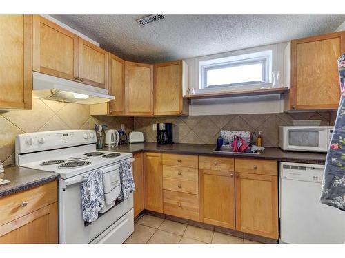 3324 60 Street Ne, Calgary, AB - Indoor Photo Showing Kitchen