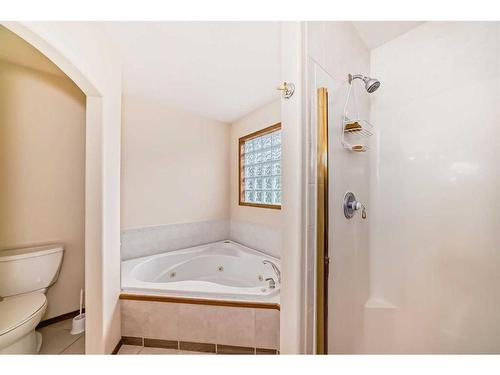 63 Hampstead Terrace Nw, Calgary, AB - Indoor Photo Showing Bathroom
