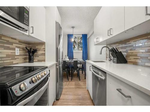 101-313 20 Avenue Sw, Calgary, AB - Indoor Photo Showing Kitchen With Upgraded Kitchen