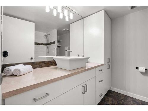 101-313 20 Avenue Sw, Calgary, AB - Indoor Photo Showing Bathroom