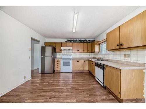 625 Aboyne Crescent Ne, Calgary, AB - Indoor Photo Showing Kitchen With Double Sink