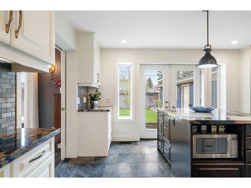 65 Galway Crescent Sw, Calgary, AB - Indoor Photo Showing Kitchen