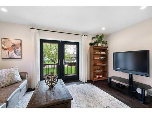 65 Galway Crescent Sw, Calgary, AB - Indoor Photo Showing Living Room