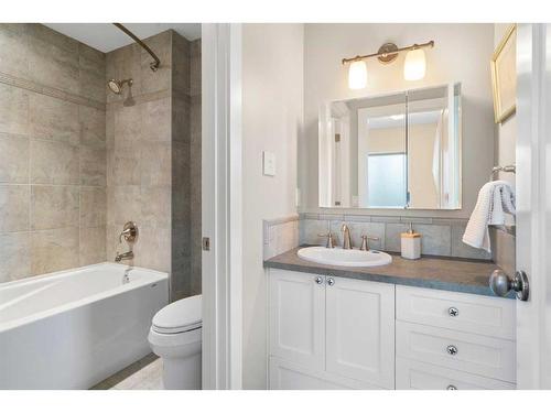 65 Galway Crescent Sw, Calgary, AB - Indoor Photo Showing Bathroom