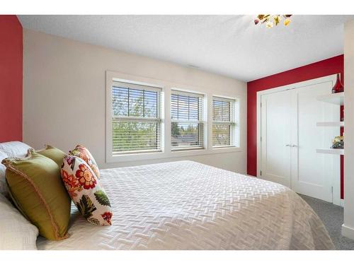 65 Galway Crescent Sw, Calgary, AB - Indoor Photo Showing Bedroom