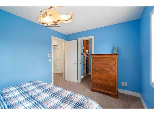 65 Galway Crescent Sw, Calgary, AB - Indoor Photo Showing Bedroom