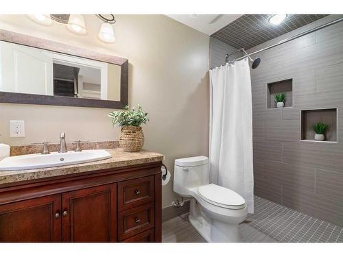 65 Galway Crescent Sw, Calgary, AB - Indoor Photo Showing Bathroom