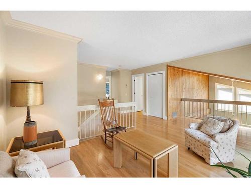 3-68 Baycrest Place Sw, Calgary, AB - Indoor Photo Showing Living Room